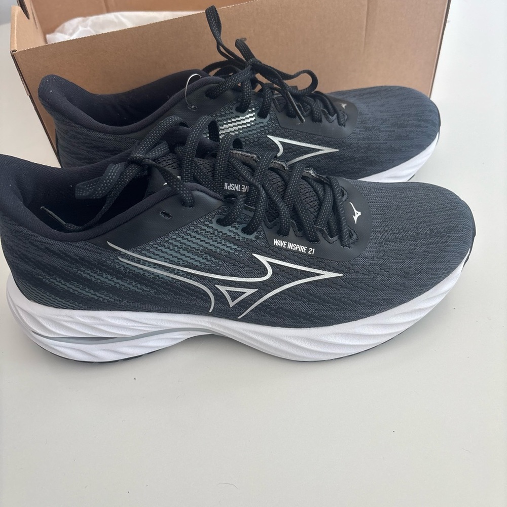 ✨New in Box✨ Mizuno Wave Inspire 21 Women’s Athletic sneakers - Black size 10